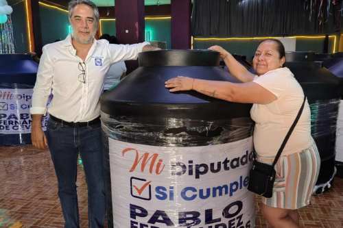 Entrega tinacos diputado Pablo Fernández de Cevallos